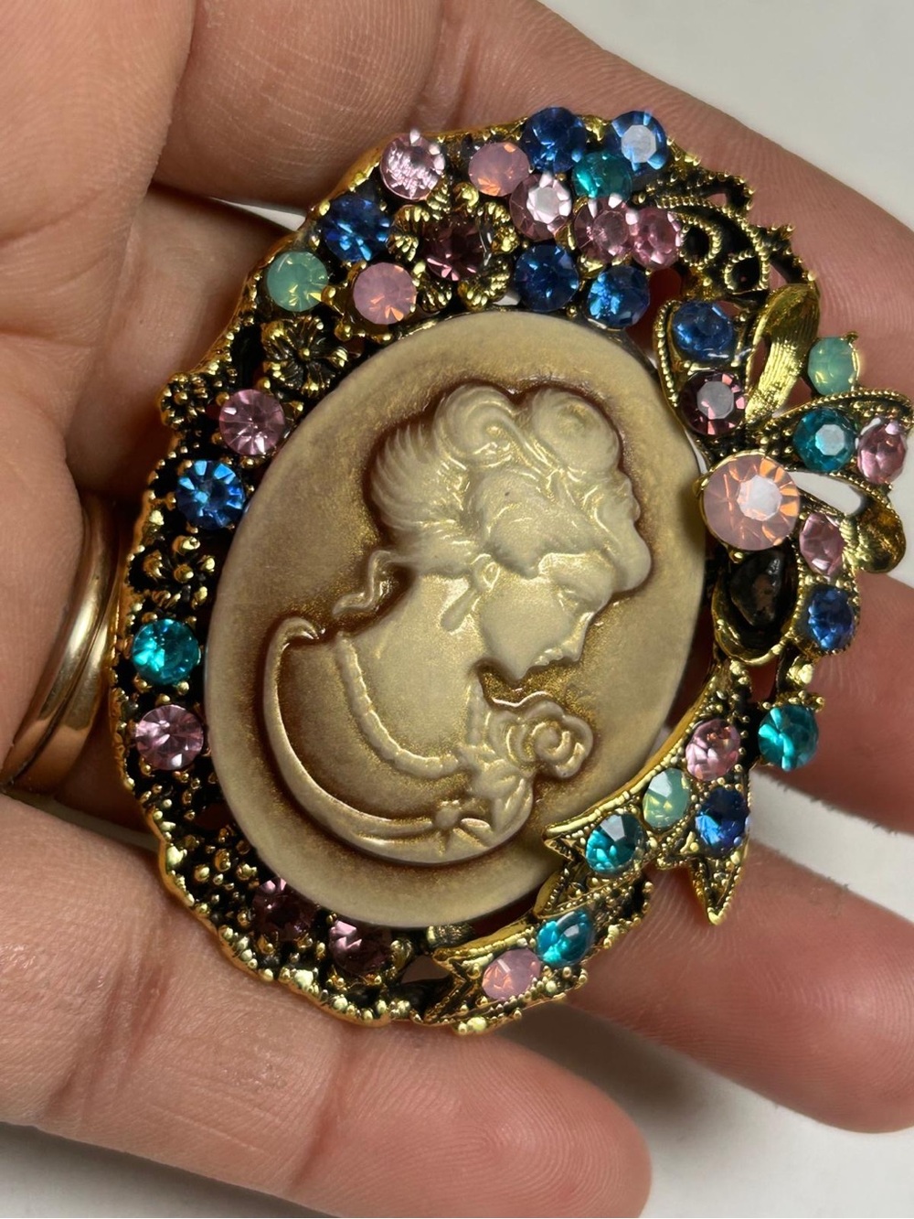 Vintage-Inspired Cameo Brooch with Multicolor Rhinestones - Gold Tone